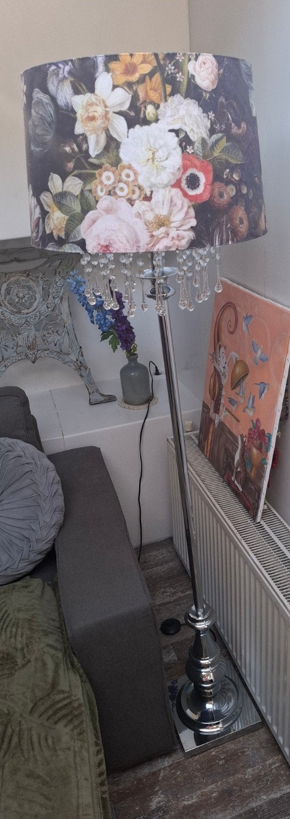 Zilverkleurige staande lamp met bloemenkap en kristallen, Huis en Inrichting, Lampen | Vloerlampen, Ophalen, Klassiek, Romantisch, Eclectisch