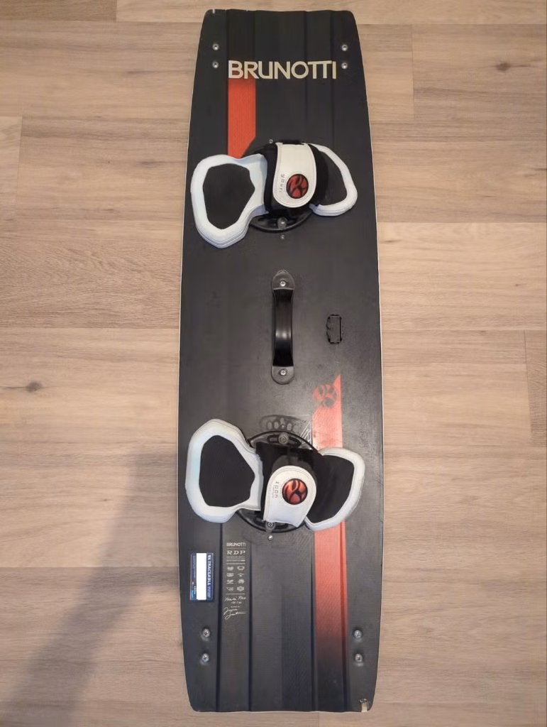 Brunotti Youri Pro Kiteboard 134 x 40, Gebruikt, Twintip, Kiteboard, Ophalen of Verzenden