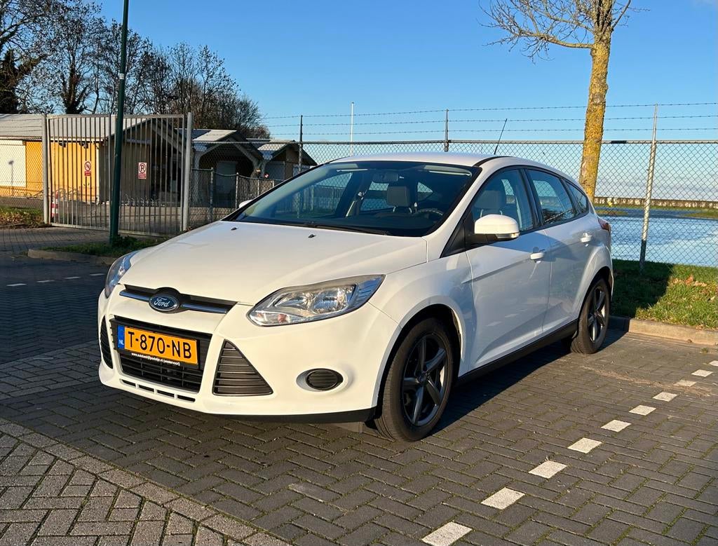 Ford Focus 1.6 125pk | 120.000km | CarPlay | Camera | Airco, Auto's, Ford, Zwart, 4 cilinders, 635 kg, Wit