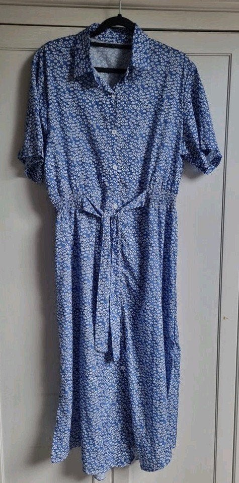 Blauwe zomerjurk met bloemmotief, Kleding | Dames, Ophalen of Verzenden, Zo goed als nieuw, Maat 42/44 (L), Blauw