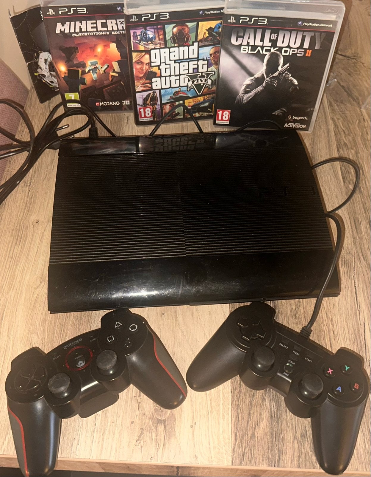 PS3 CECH-4303C super slim met 3 topgames en 2 controllers, Avontuur en Actie, Gebruikt, Vanaf 18 jaar, 2 spelers