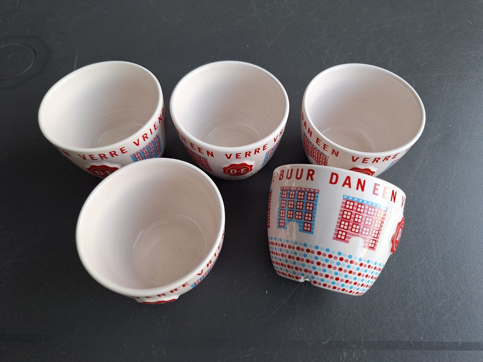 Douwe Egberts 14 mokjes en bordjes en roomstelletje., Huis en Inrichting, Keuken | Servies, Overige merken, Zo goed als nieuw