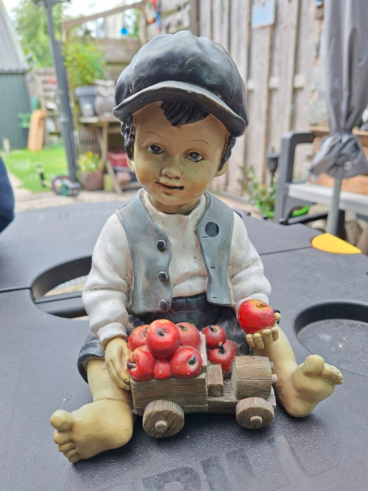 Decoratief beeldje jongen met kar vol appels, Gebruikt, Meerkleurig, Ophalen of Verzenden, Landelijk