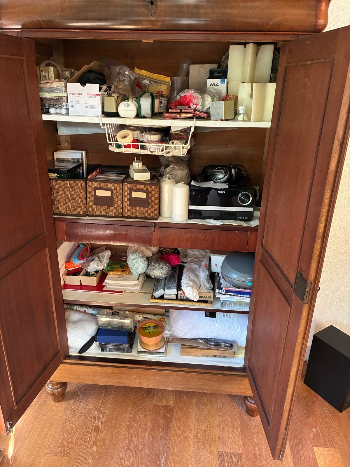 Antieke houten kast met lade en planken, Ophalen
