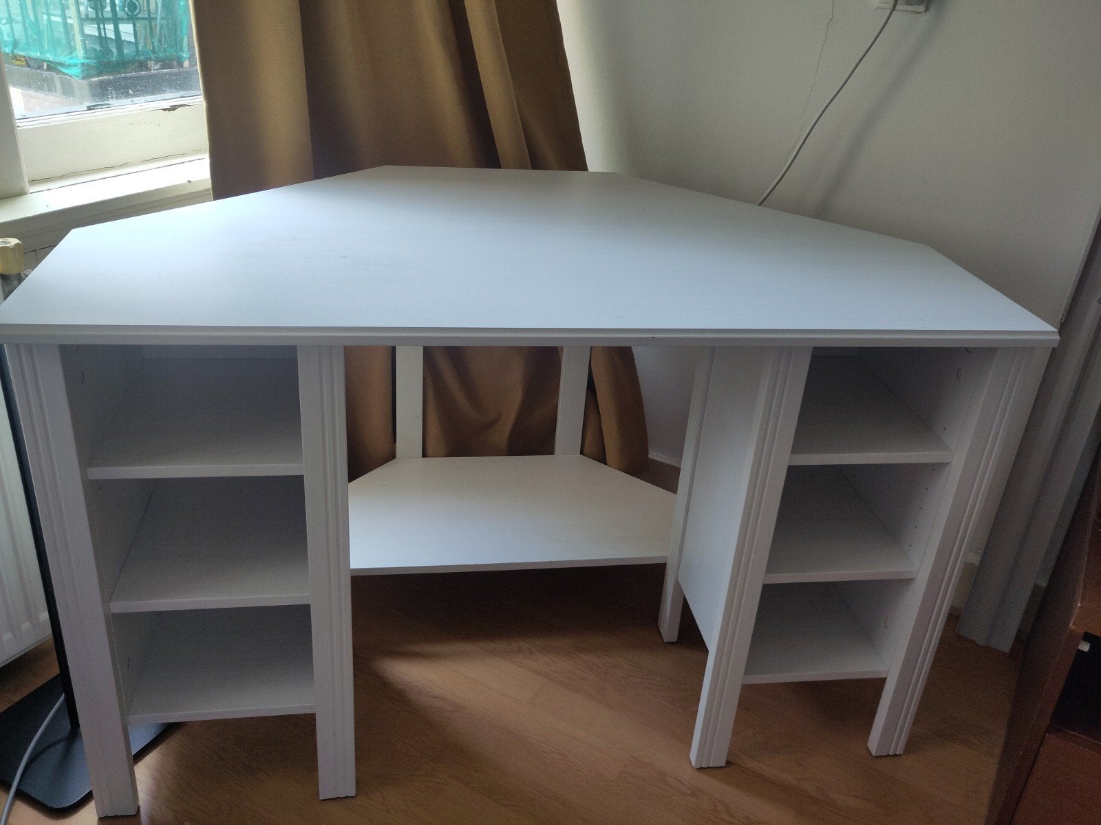 IKEA BRUSALI Hoekbureau - Wit met lichte gebruikssporen, Huis en Inrichting, Bureaus, Opbergruimte, Gebruikt, Spaanplaat of MDF