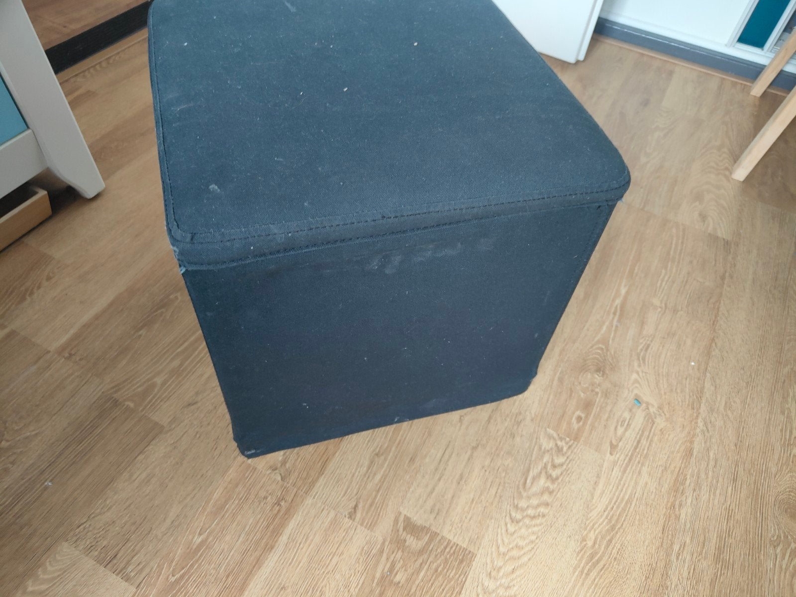Twee zwarte obberg poefjes/voetenbankjes, Ophalen, Gebruikt, Stof, 50 tot 75 cm