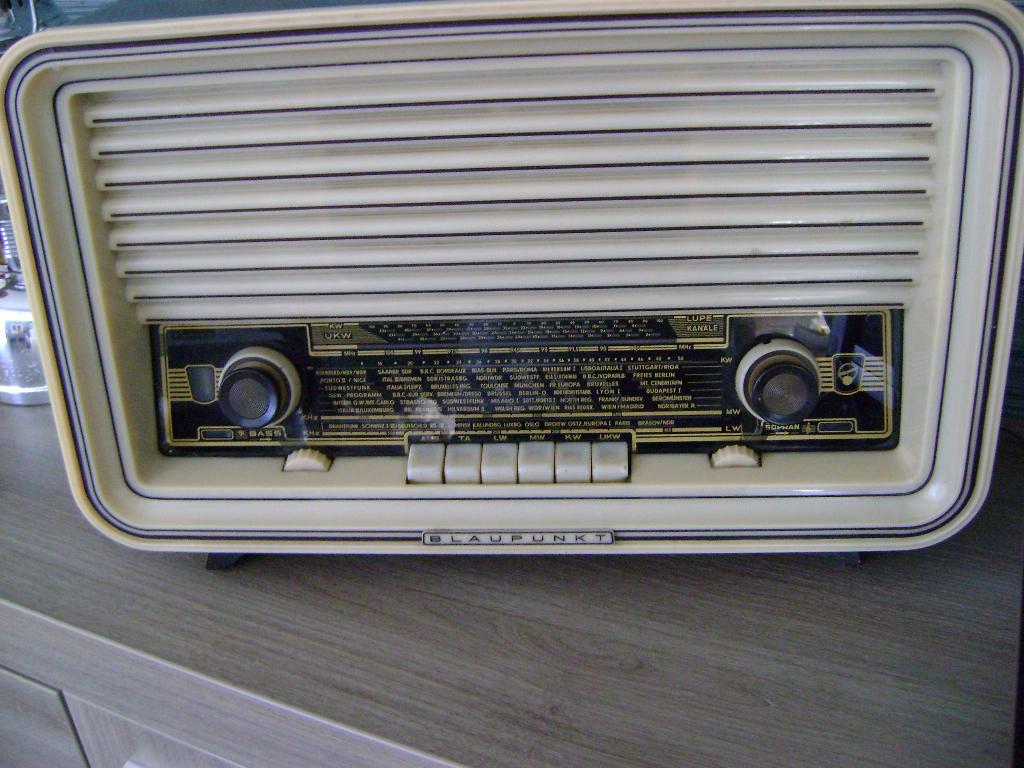 oude radio blaupunkt, Ophalen