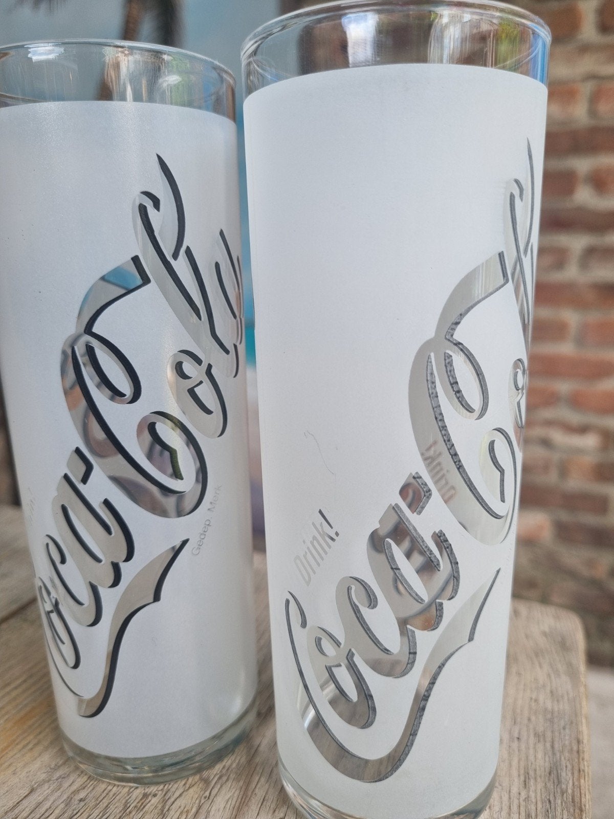 Set van 2 Coca-Cola glazen, mat wit met zilveren logo, Ophalen of Verzenden, Zo goed als nieuw, Gebruiksvoorwerp
