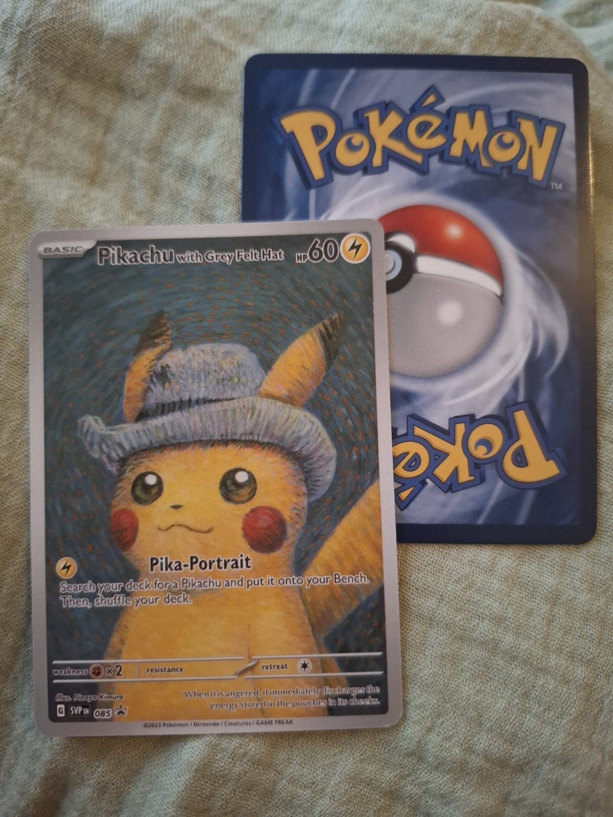 Pikachu met Grijze Vilten Hoed Pokémon Kaart (SVP 085), Hobby en Vrije tijd, Ophalen of Verzenden, Zo goed als nieuw, Losse kaart