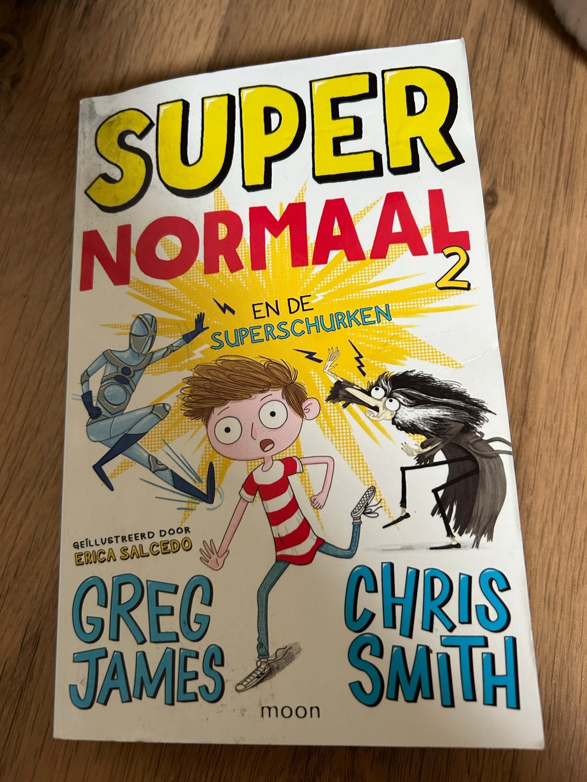 Super Normaal 2 en de Superschurken - Greg James & Chris Smi, Ophalen of Verzenden, Zo goed als nieuw, Fictie