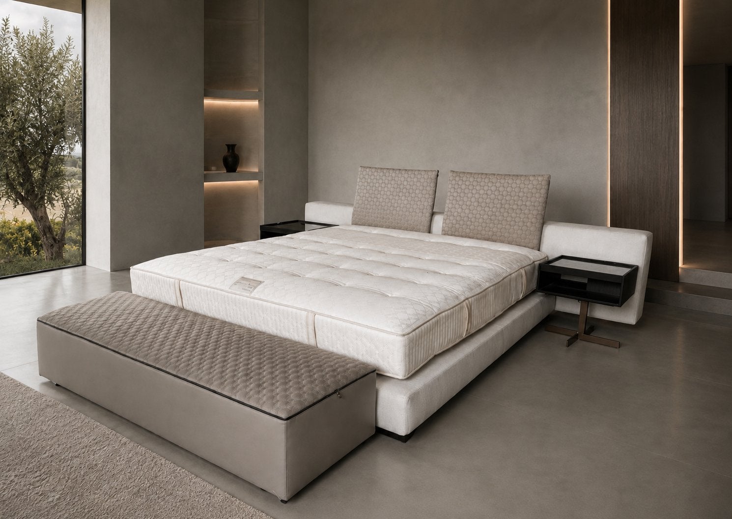 Minotti Yang bed matrras maat 180x200-210cm LP € 35.000,-, Info@micheldethouars.nl, Metaal of Aluminium, Minotti, 9723 CA