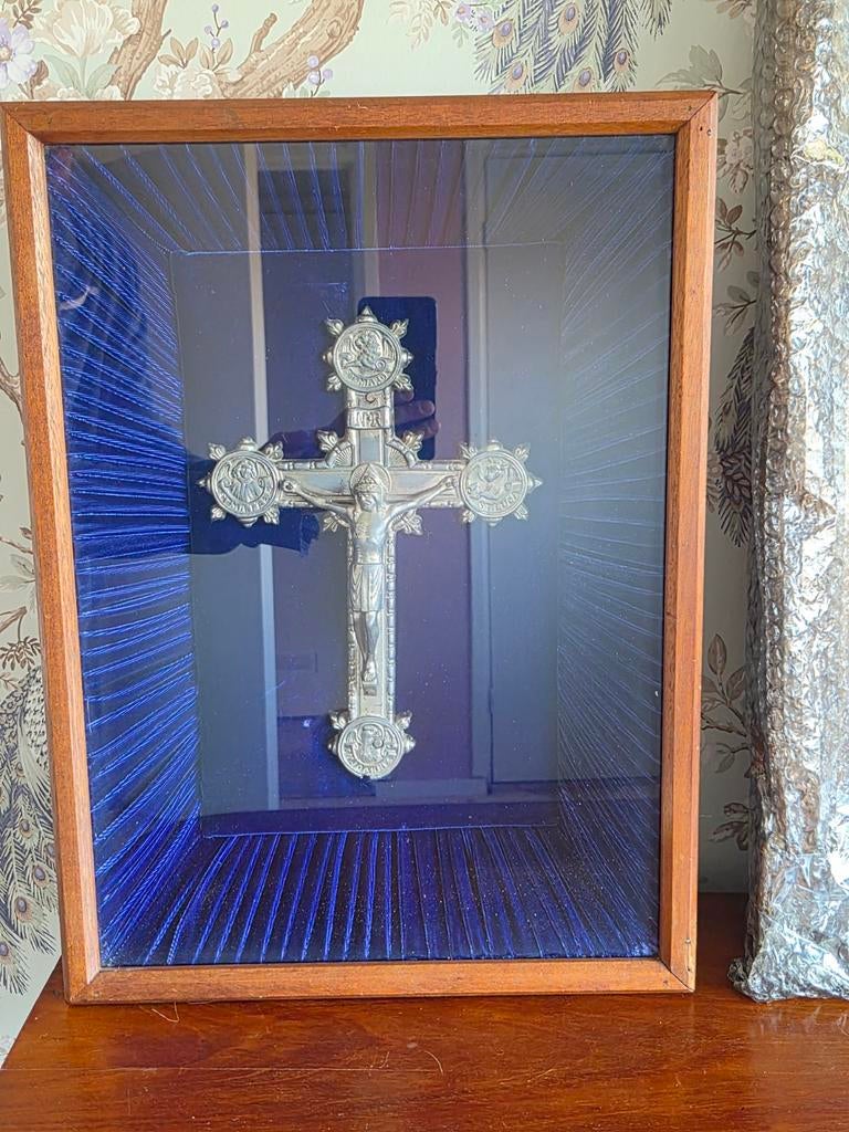 Ingelijst kruisbeeld in zware grote kist., Antiek en Kunst, Ophalen