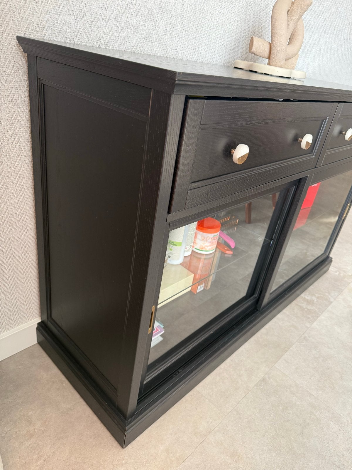 IKEA Dressoir Zwart Hout met Glazen Schuifdeuren, Ophalen, Gebruikt, 100 tot 150 cm, Met lade(s)