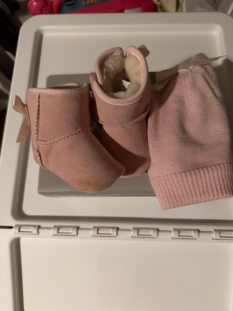 Ugg slofjes + muts 0-6 mnd - Nieuw!, Ophalen of Verzenden, Nieuw, Meisje, Slofjes