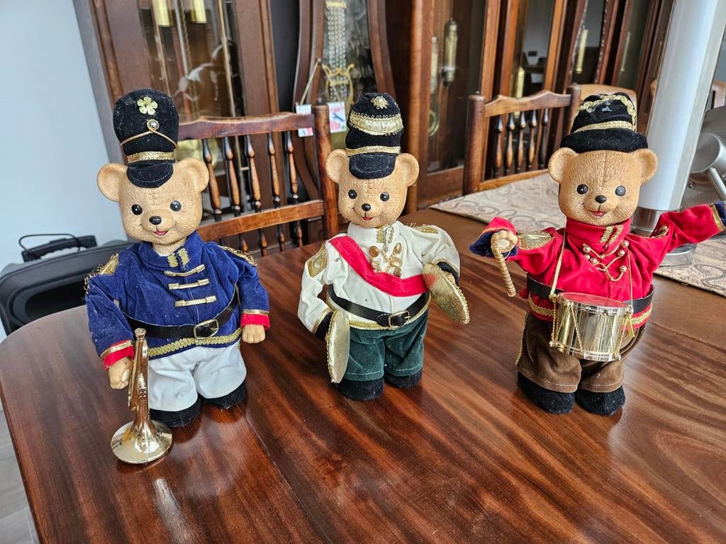Drie speelgoedberen in uniform, Ophalen of Verzenden, Zo goed als nieuw