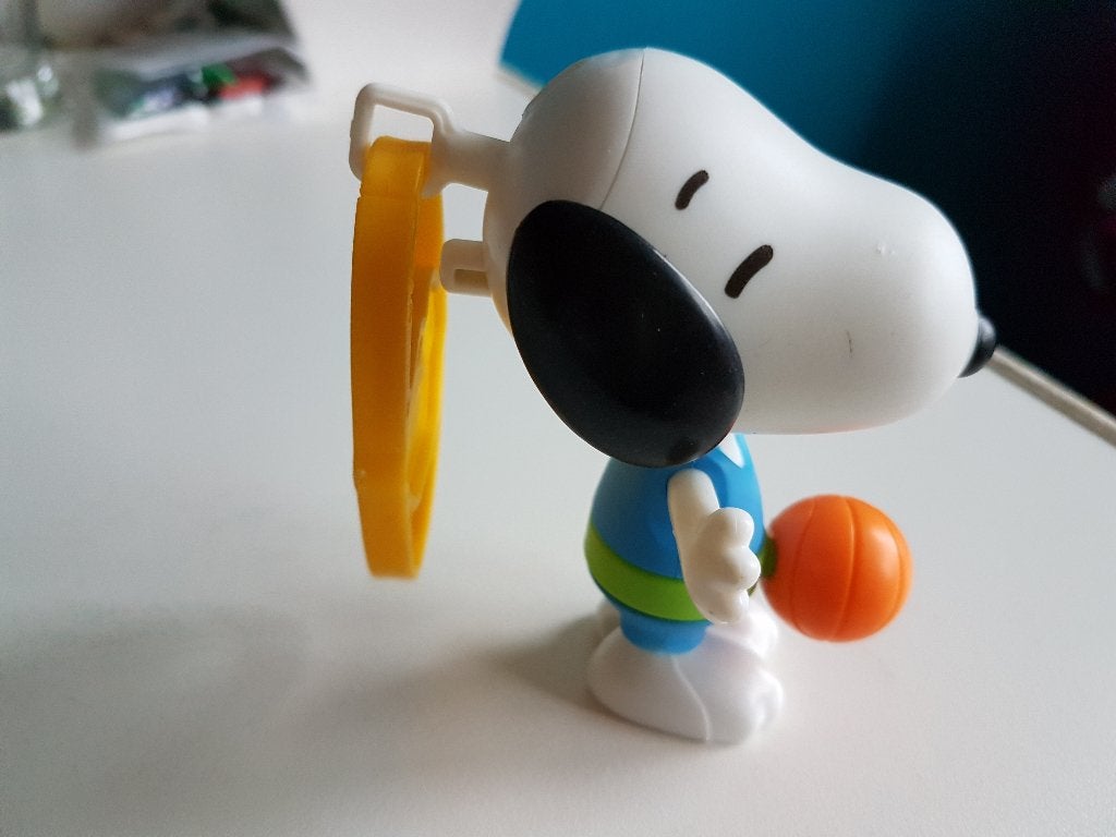 Basketball player Snoopy 2018 McDonalds happy meal, 10 cm., Ophalen of Verzenden, Snoopy, Beeldje of Figuurtje