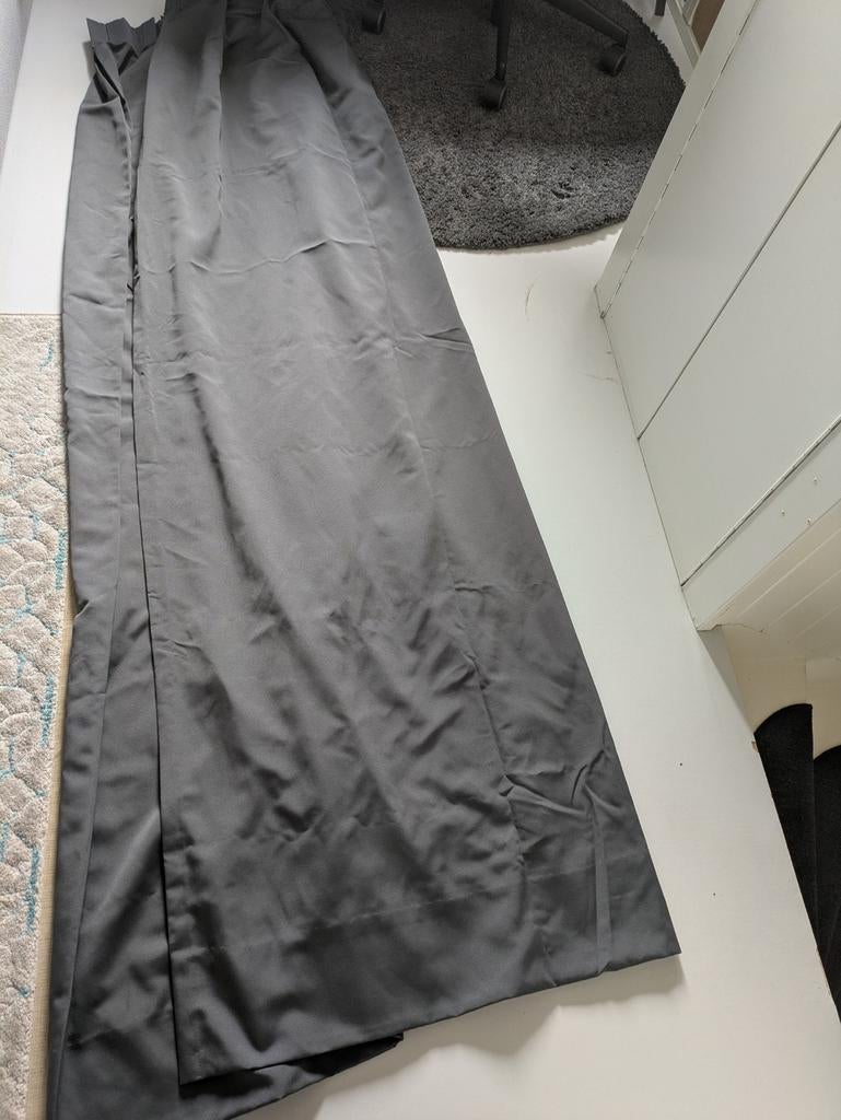 Donkergrijs gordijn van A House of Happiness, Ophalen, 200 cm of meer, Zo goed als nieuw, 200 cm of meer