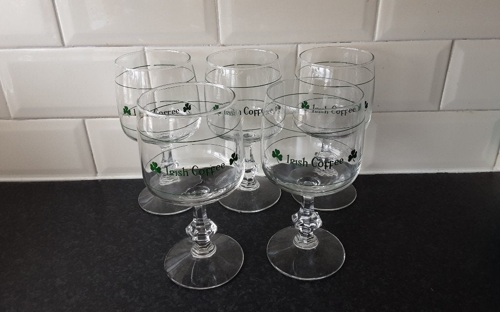 IRISH COFFEE glazen, diamantvoet, groene logo 5 st. (nr. 36), Verzamelen, Glas en Borrelglaasjes, Ophalen of Verzenden, Zo goed als nieuw