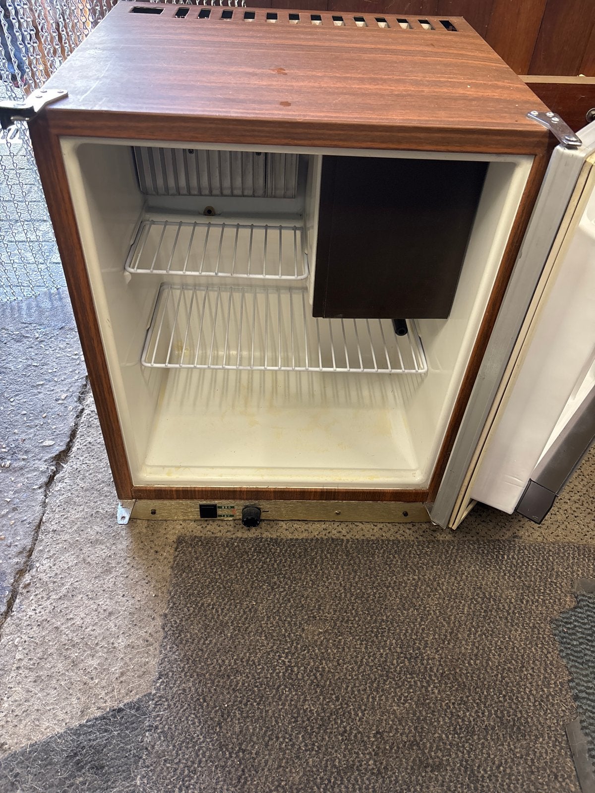 Metali Koelkastje met Vriesvak - 12V/220V, Ophalen, Gebruikt, Minder dan 85 cm, Minder dan 75 liter