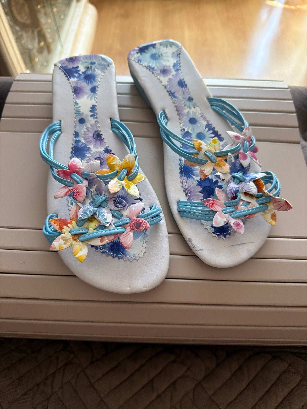 Zomerse slippers met bloemen - Maat 41, Kleding | Dames, Ophalen of Verzenden, Zo goed als nieuw, Overige kleuren, Slippers