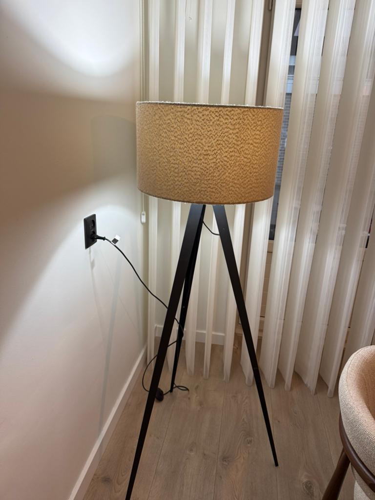 Vloerlamp-kaplamp, Huis en Inrichting, Lampen | Vloerlampen, Ophalen of Verzenden, Zo goed als nieuw, 150 tot 200 cm