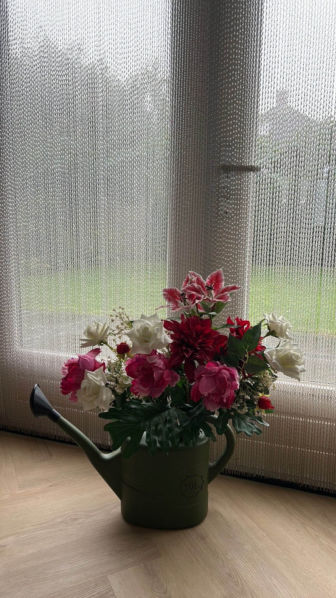 Mooi groot boeket zijde bloemen in nieuwe gieter, Ophalen, Gebruikt