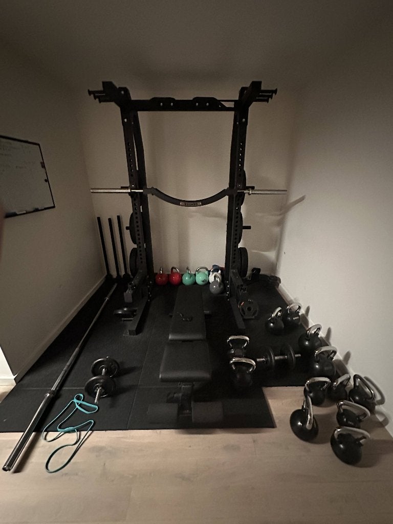 Compleet squatrek inclusief 150kg aan plates en een barbell, Ophalen, Benen, Krachtstation, Zo goed als nieuw
