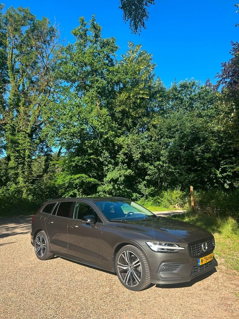 Volvo V60 B3 163pk Geartronic Mild Hybrid 2021 Grijs, Auto's, Volvo, 15 km/l, 1800 kg, Zwart, 4 cilinders