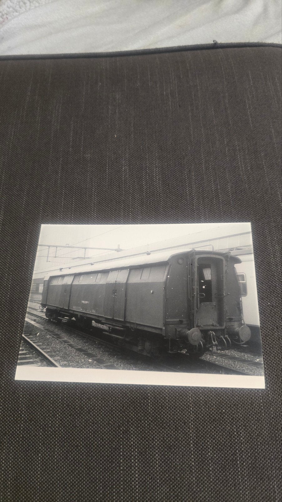 Zwart-wit foto van een treinwagon, Ophalen of Verzenden
