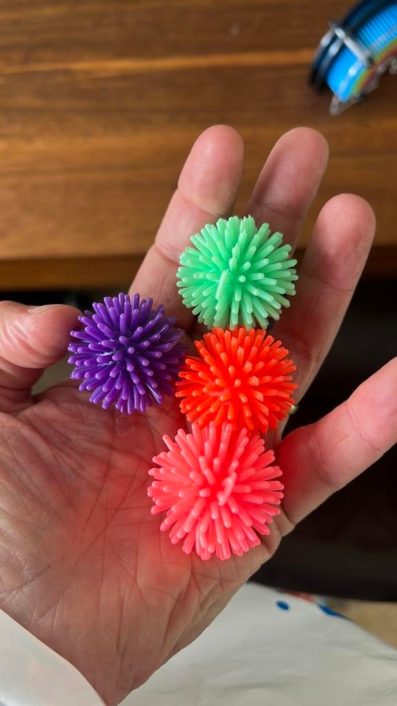 4 balletjes met stekels, Ophalen of Verzenden, Zo goed als nieuw