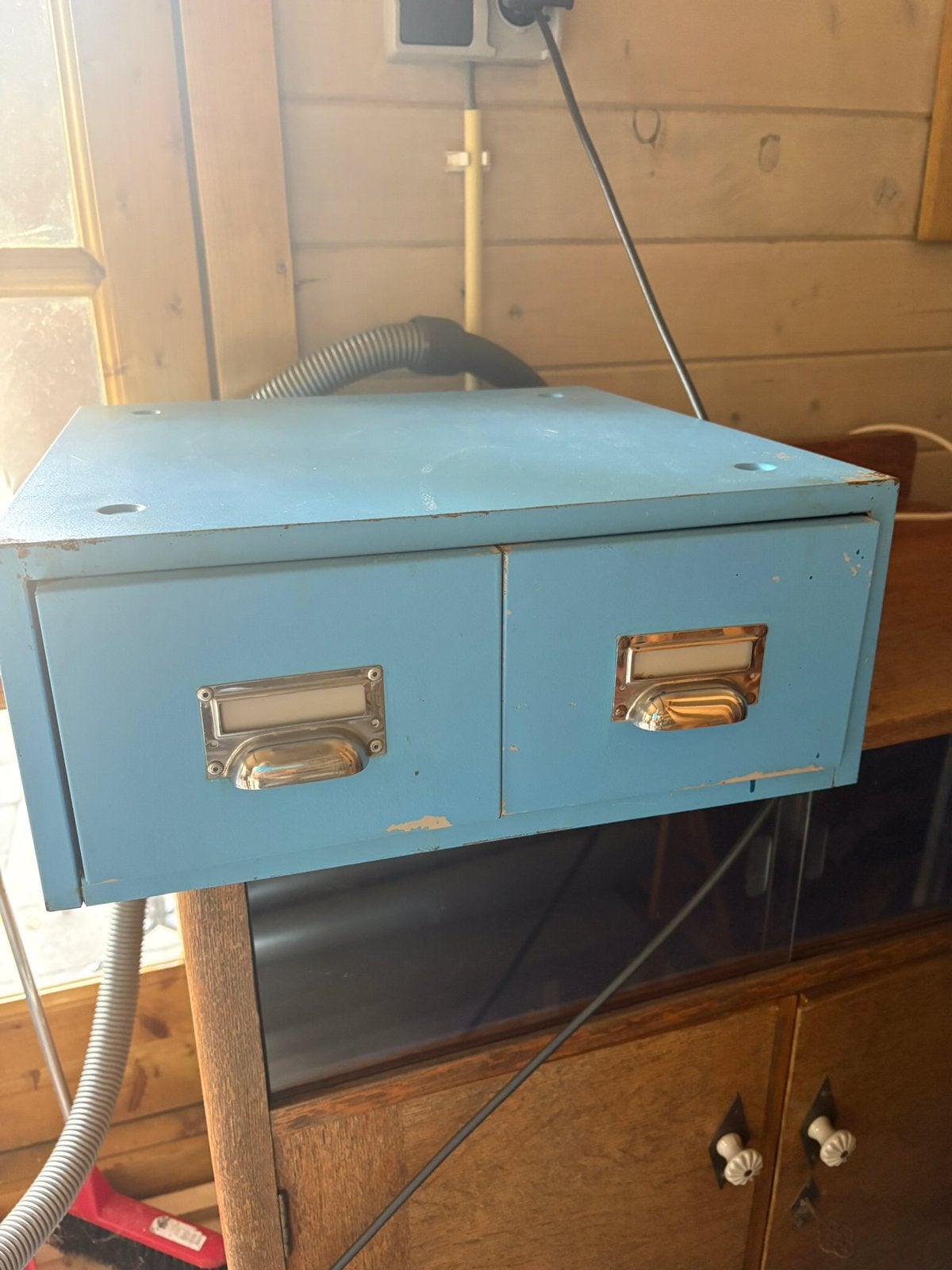 Lichtblauw, metalen ladekastje, met twee lades. Vintage., Huis en Inrichting, Ophalen, Minder dan 50 cm, Gebruikt, Minder dan 100 cm