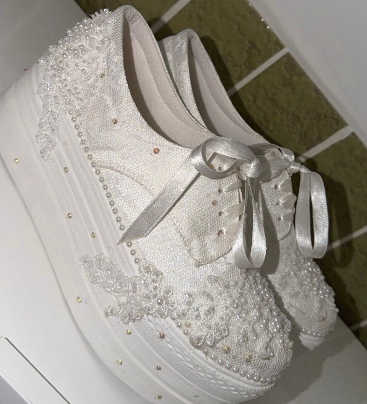 Witte bruidssneakers met parels en kant, Ophalen of Verzenden, Zo goed als nieuw, Wit, Sneakers of Gympen