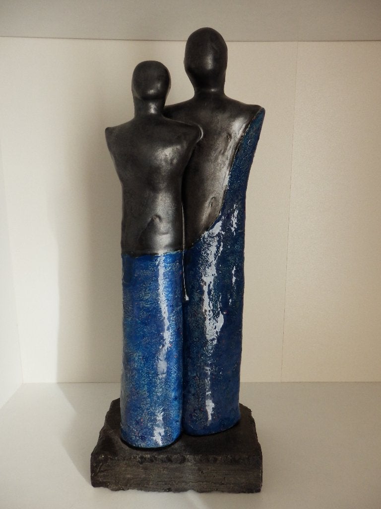Handgemaakt keramiek beeld, Groep mensen, Blauw, Verzenden, 20 - 50 cm