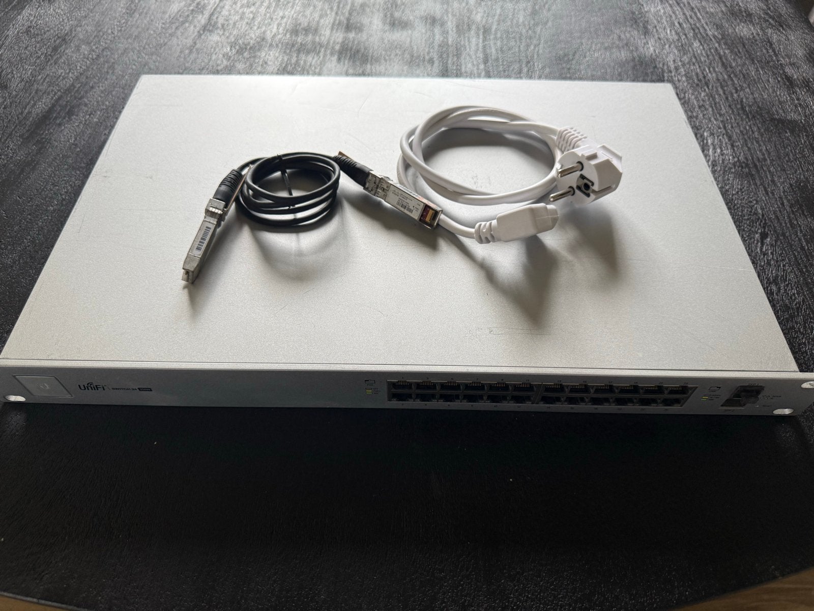 Ubiquiti UniFi Switch 24 250W met DAC kabel, Ophalen of Verzenden, Gebruikt