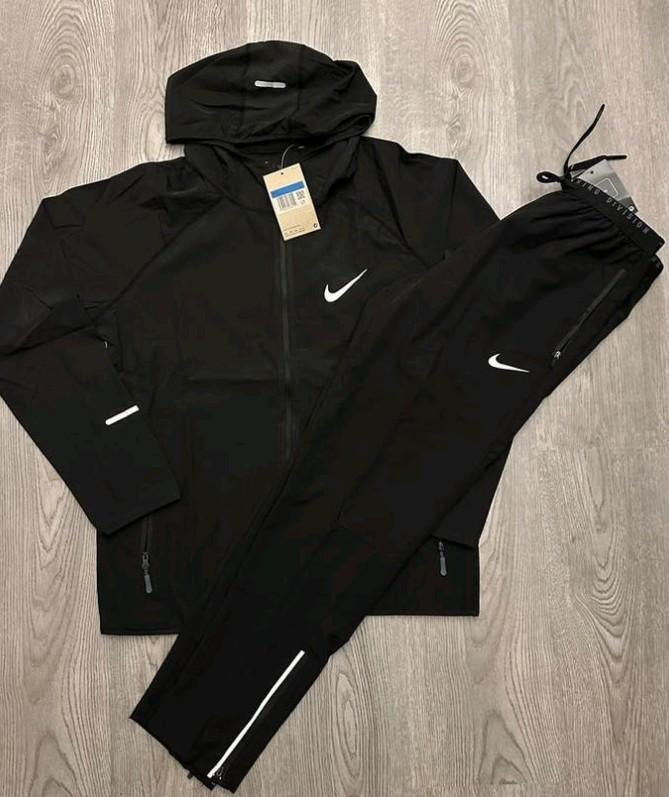 Nike Trainingspak Zwart - Nieuw met labels, Fitness, Maat 48/50 (M), Zwart, Nike