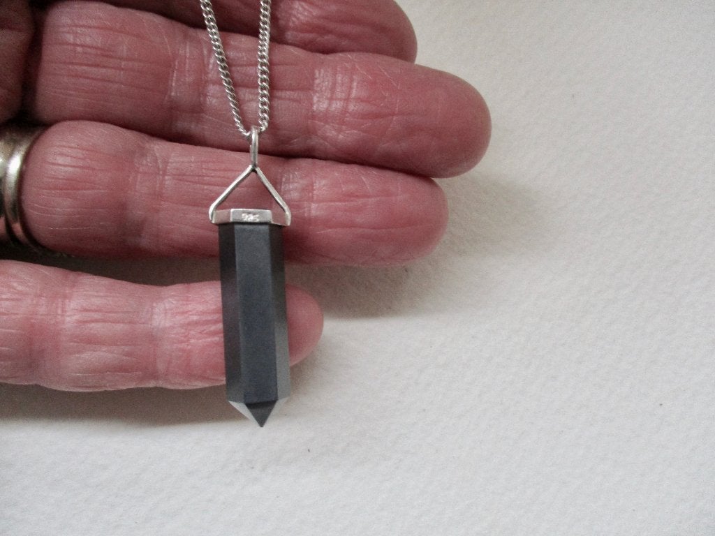 Hematiet steen Obelisk punt hanger met 925 zilveren hangoog, Verzenden, Zo goed als nieuw, Zilver, Steen of Mineraal
