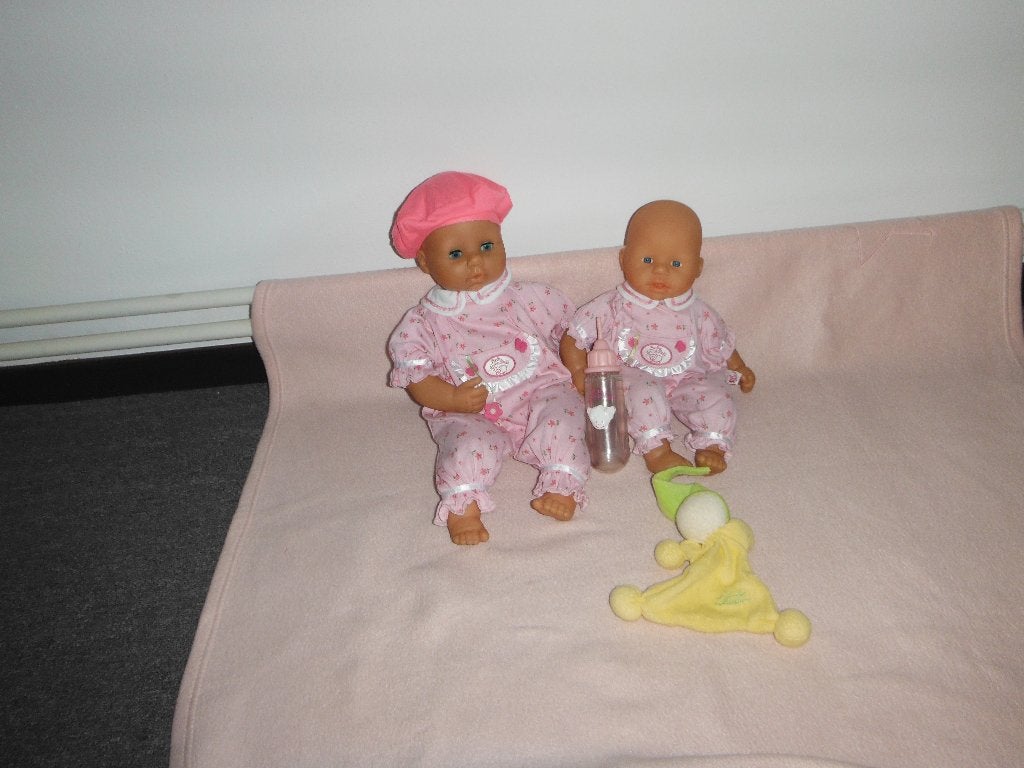 2 baby anabel poppen zusjes waarvan 1 interactief, Ophalen of Verzenden, Zo goed als nieuw, Babypop