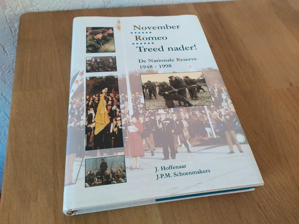 November Romeo treed nader! - De Nationale Reserve 1948-.., Ophalen of Verzenden, 1945 tot heden, Gelezen, Overige onderwerpen
