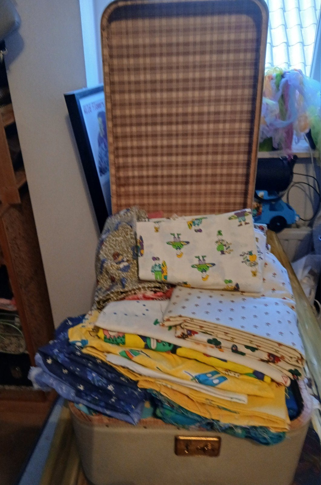 Koffer vol met lappen stof en coupons, Ophalen