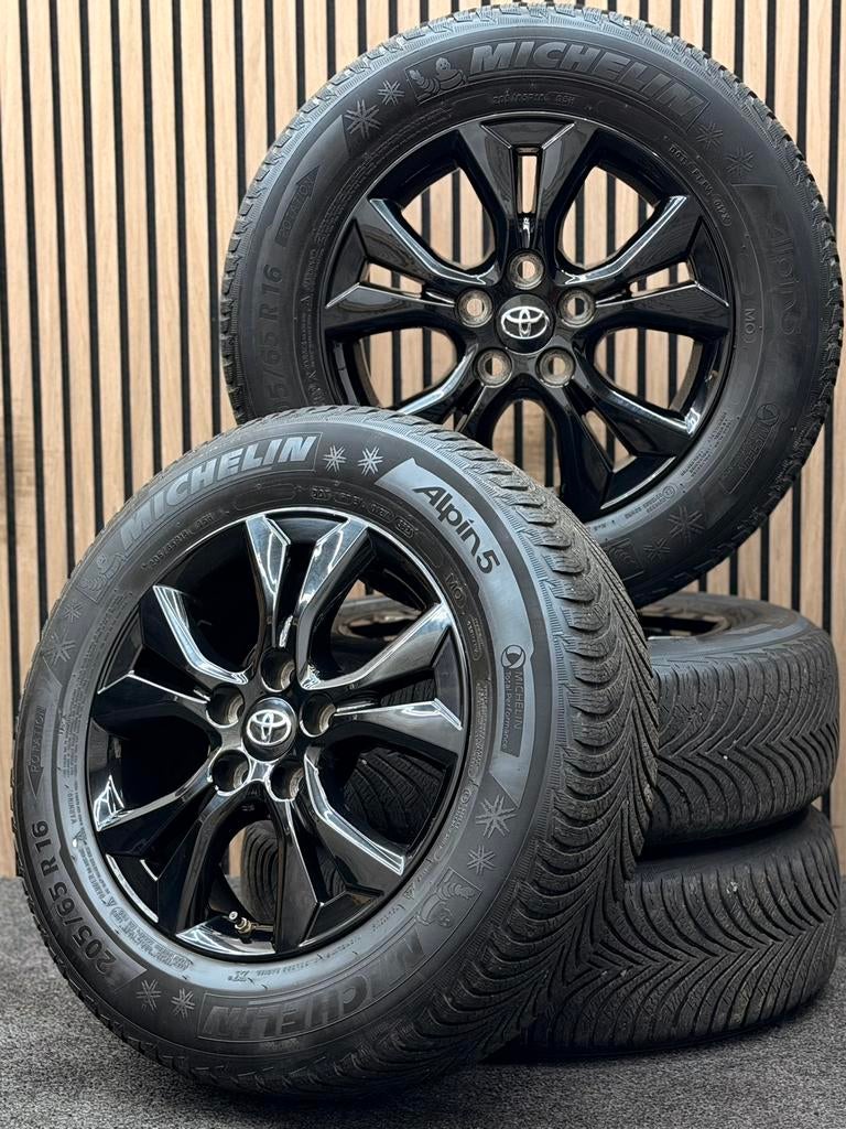 Originele 16 inch Toyota Yaris Cross 5x114.3 ET45 Michelin, Ophalen, 16 inch, ., Banden en Velgen