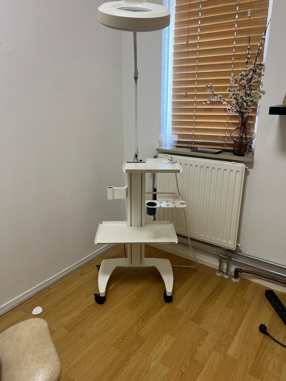 Werktafel voor pedicure inclusief loeplamp, Voetverzorging