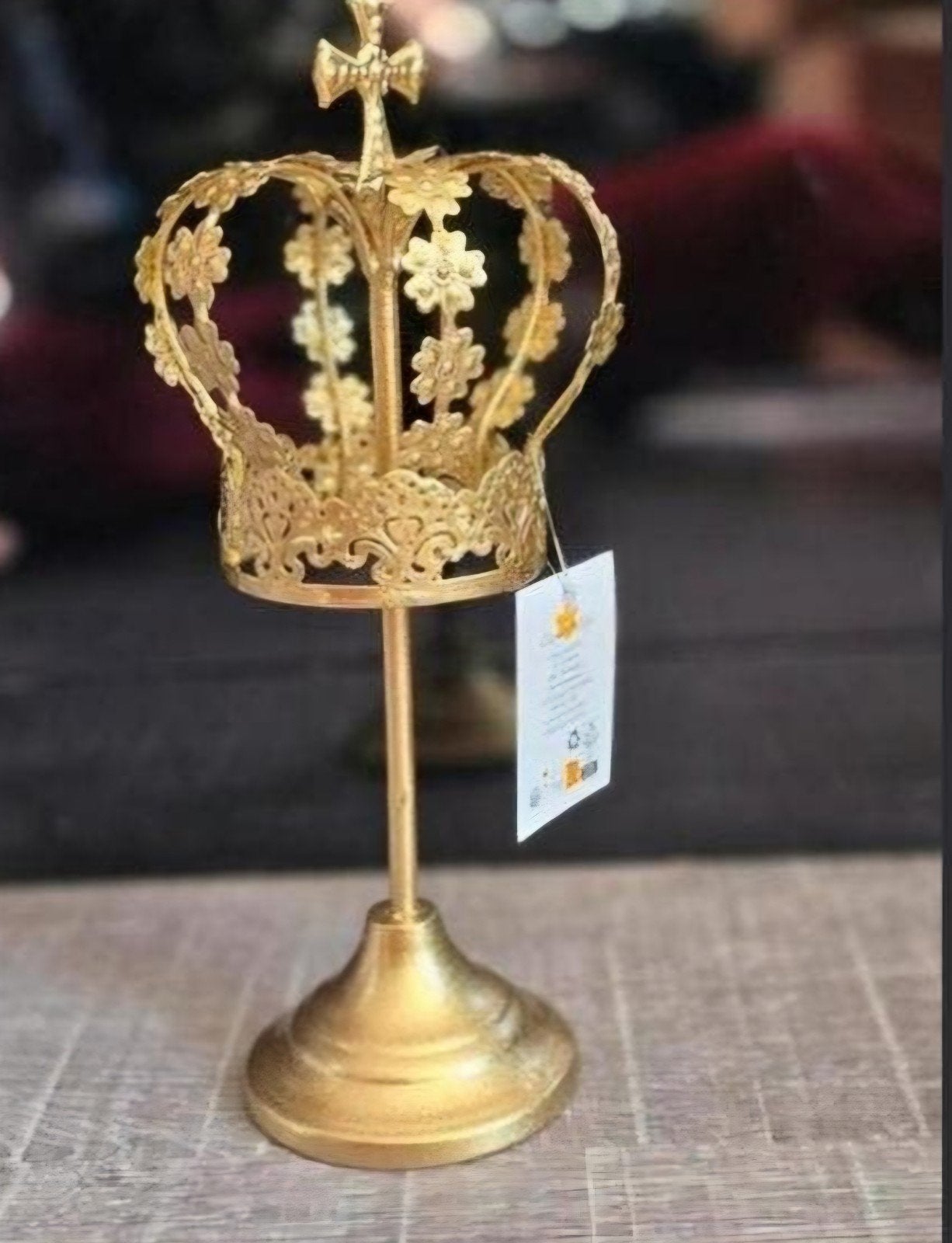Prachtige gouden kroon decoratie op een elegante standaard, Huis en Inrichting, Ophalen of Verzenden, Nieuw