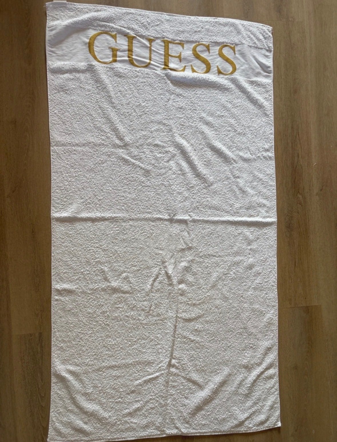 Guess strandhanddoek - Wit met goud logo, Ophalen of Verzenden, Zo goed als nieuw, Wit, Textiel
