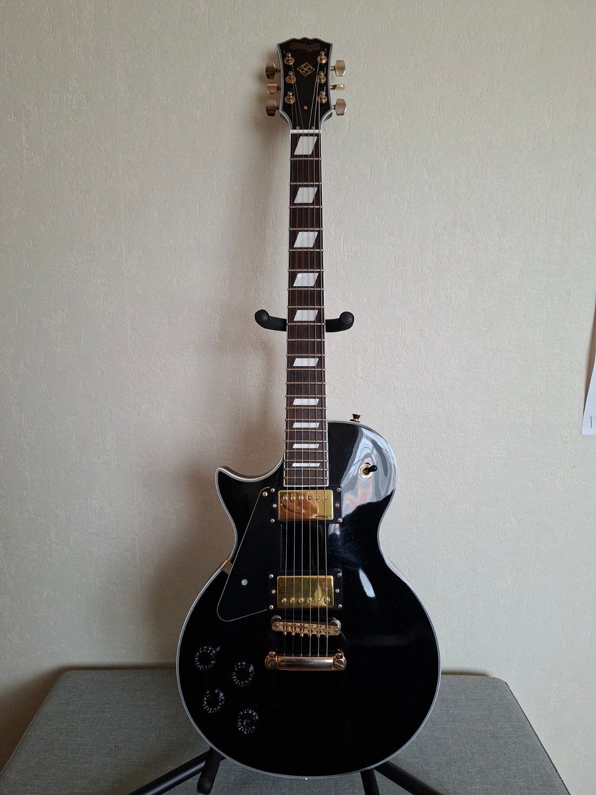 Linkshandige Stagg Les Paul - Zwart met gouden hardware, Muziek en Instrumenten, Snaarinstrumenten | Gitaren | Elektrisch, Zo goed als nieuw