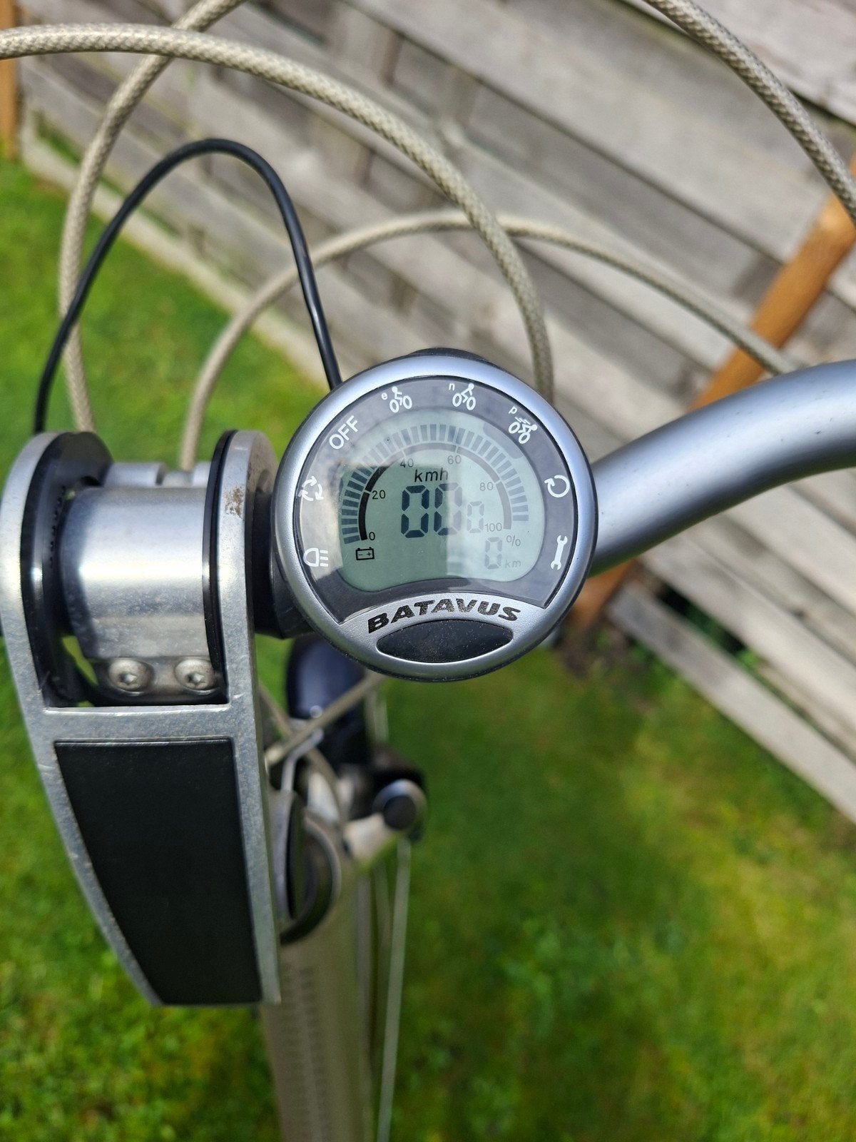 Foto 4 van batavus elektrische fiets met nog een handleiding erbij.