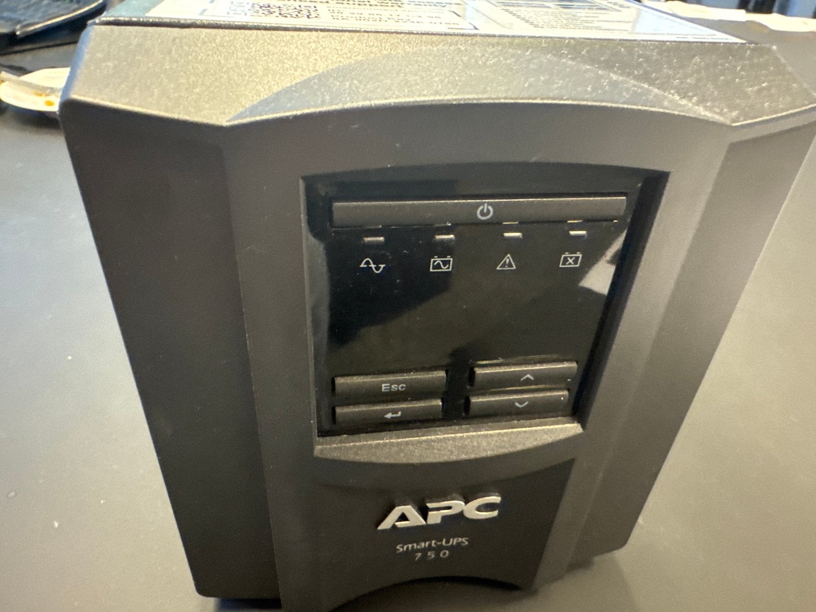 APC Smart-UPS 750 (melding accu vervangen), Computers en Software, Noodvoedingen (UPS), Ophalen, Niet werkend