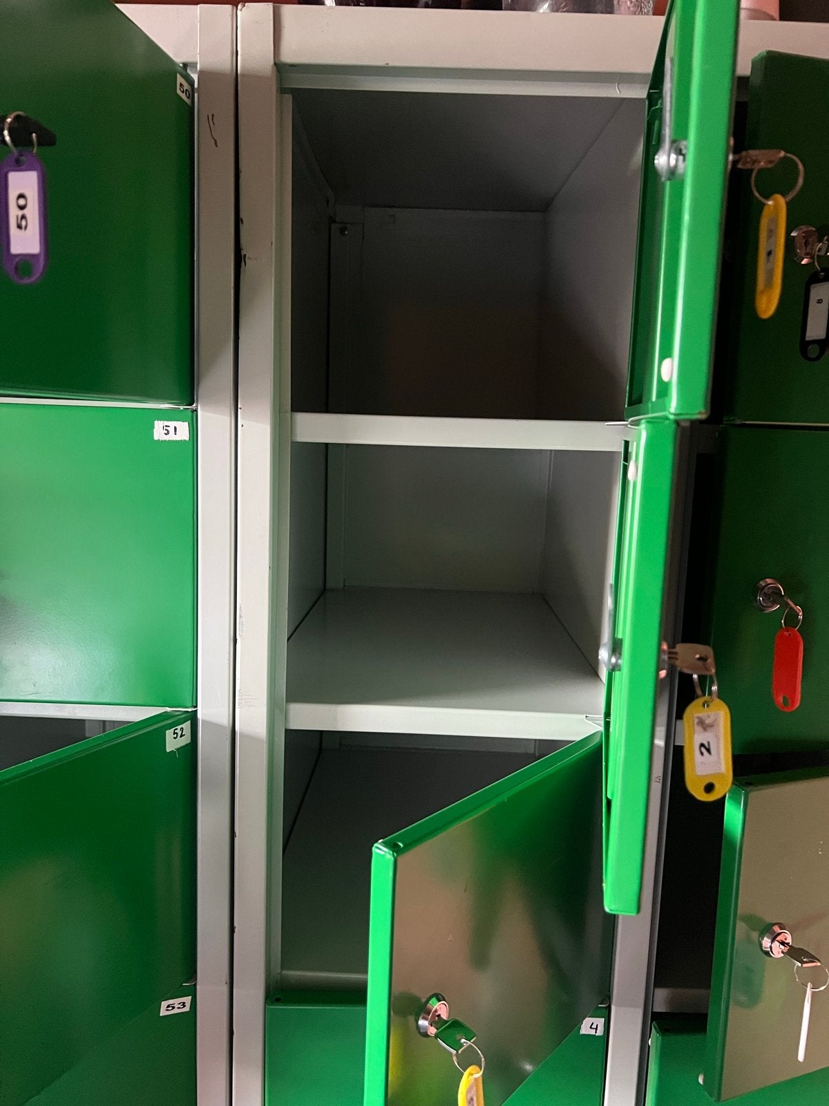 Groene kluisjeskast met 24 kluisjes en sleutels, Ophalen, Gebruikt