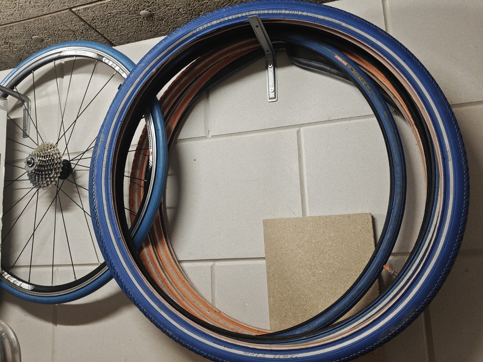 Fietsbanden 28 inch in Blauw of Oranje per set., Fietsen en Brommers, Ophalen of Verzenden, Band