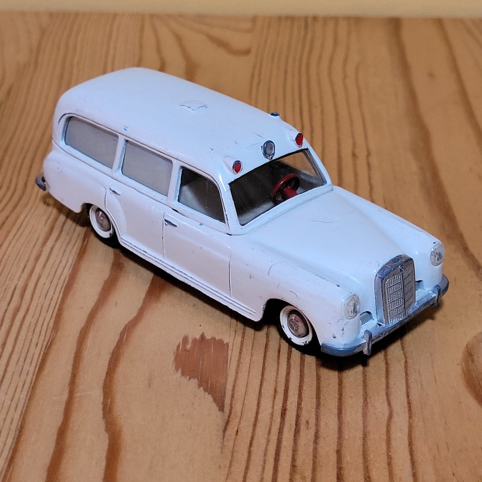 Tekno Mercedes-Benz 220 S Ambulance Speelgoedauto, Hobby en Vrije tijd, Verzenden, Gebruikt
