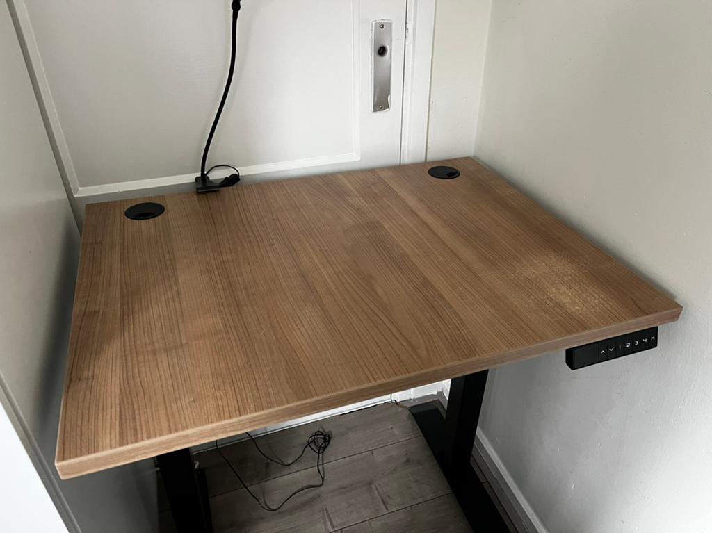 Electrisch verstelbaar bureau in hoogte verstelbaar, Huis en Inrichting, Bureaus, Ophalen, Zit-sta bureau, Hout, Zo goed als nieuw